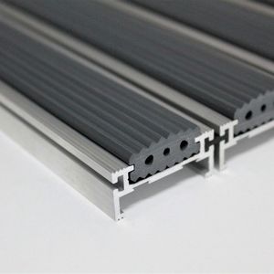 Tapete  Modelo. Vip  c/PVC estriado 20mm Pre�o  M2 