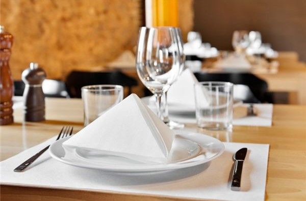 TOALHETE DE MESA SNACK SPUNDBOND BRANCO 30x40 cm 200 UNIDADES